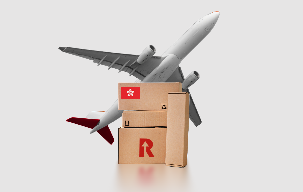 посилки з логотипом Cargo120 на фоні літака з лого Cargo120